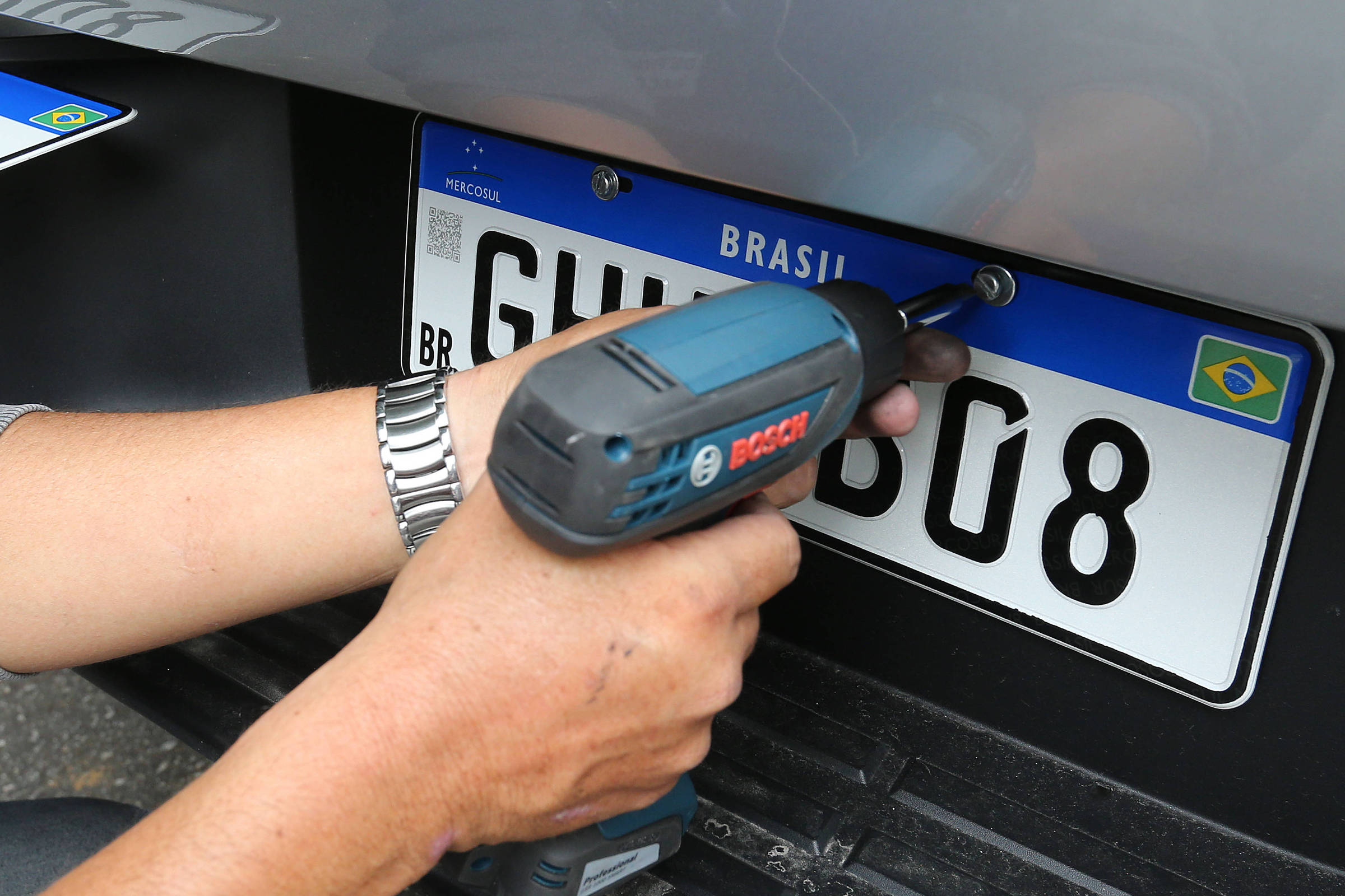 Instalação e fixação de placa Mercosul de identificação veicular