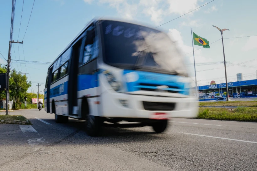 Ônibus de transporte urbano circulando em via pública