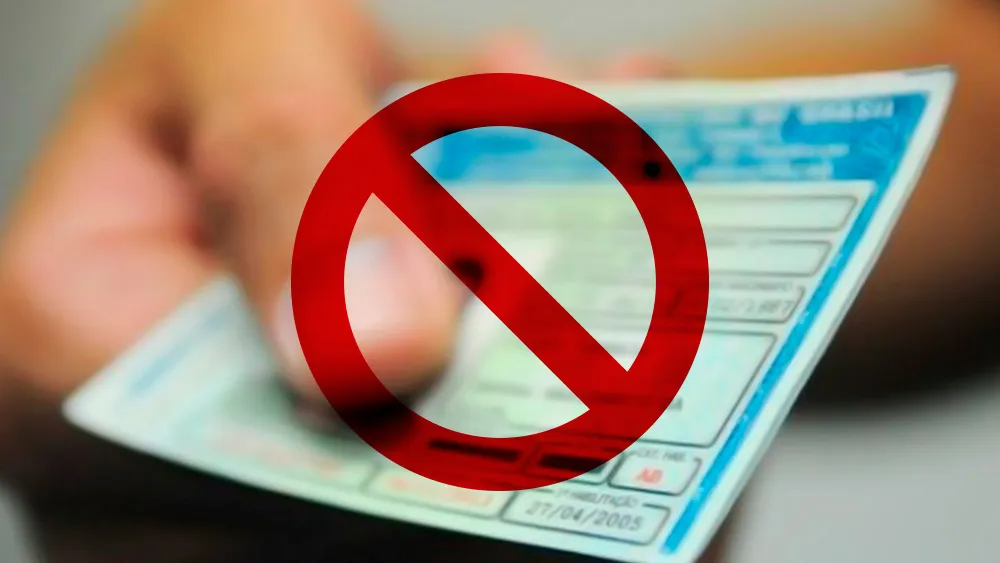 Carteira Nacional de Habilitação (CNH) com sinal de bloqueio e cancelamento