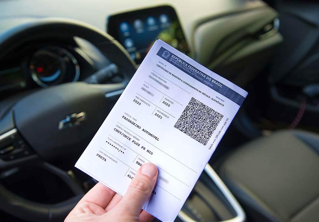 Certificado de Registro e Licenciamento de Veículo eletrônico (CRLV-e) dentro do veículo