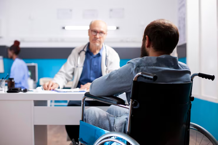 Paciente em cadeira de rodas durante consulta médica de acompanhamento